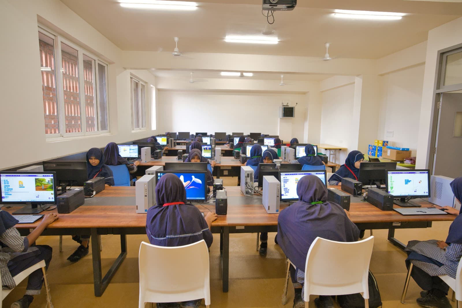 Guru sedang mengajar sekelompok anak di dalam kelas